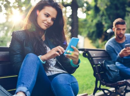 How Romance Scammers Target Vulnerable Women: Red Flags You Can't Ignore