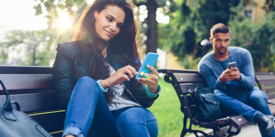 How Romance Scammers Target Vulnerable Women: Red Flags You Can't Ignore